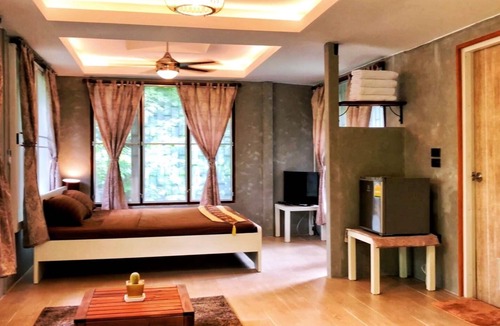 U Thong Bed & Breakfast | EAUSTAY Private room with Little Jungle