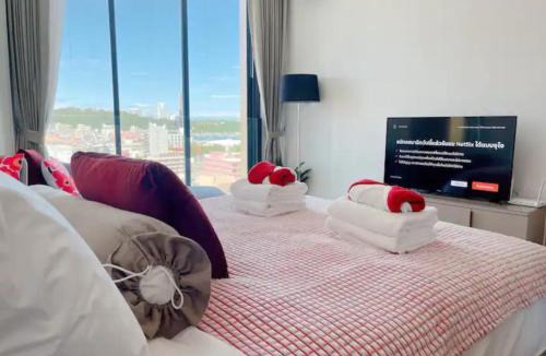 Pattaya Bay Apartment | Edge Central Pattaya SeaView with Infinity Pool & Free Netflix