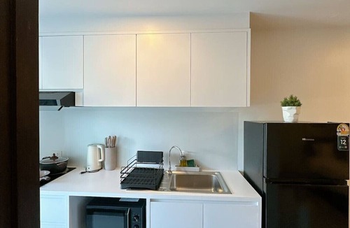 Huay Kaew Apartment | Elegant Modern White Suite