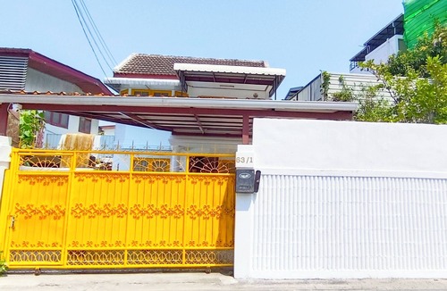 Suan Luang House | Entire House for 9 people near BTS Onnut