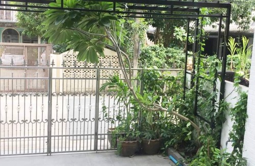 Suan Luang House | Entire House/Central Bangkok/Walk to BTS+Airport Link/up to 10 guests!
