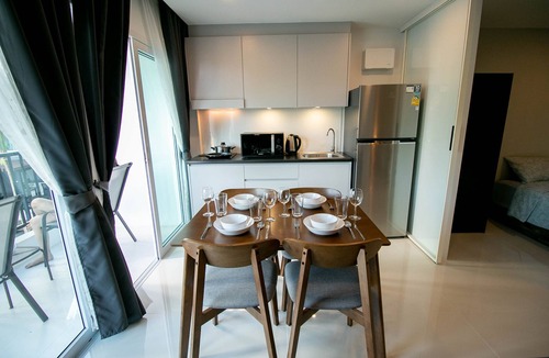 Kram Condo | Family 2 bdrm Private zone, Kitchen, High speed Wi-Fi near the lake and Beach