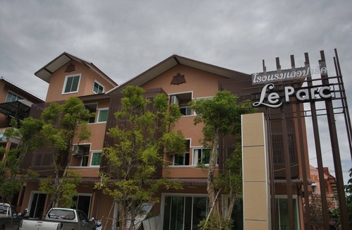 Phitsanulok Bed & Breakfast | Family or Business Stayz with clean, big AC rooms