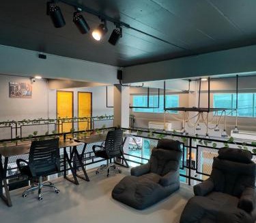 South Pattaya Hostel | Friends Station Tukkom Hostel & Cafe