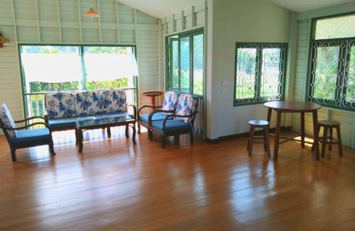 Prachinburi House | Green Home by Canal