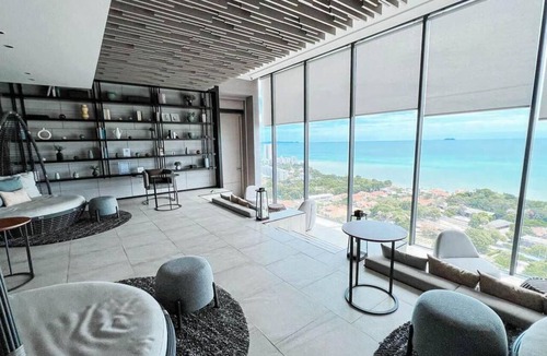 Pratumnak Hill Condo | High floor studio with amazing sea view
