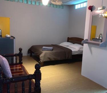 Thong Sala Hostel | Holiday Phangan - Hostel & Bar