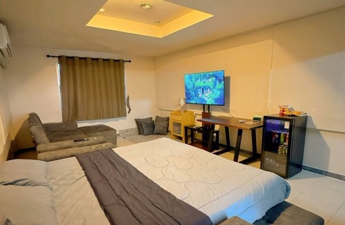 Thung Maha Mek Hostel | Holy Hostel Sathorn