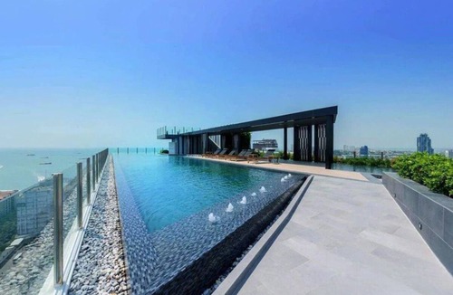 Pattaya Bay Apartment | Kaws Theme - Luxury Seaview High Floor l Infinity Pool l Central Pattaya n