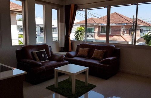 Na Kluea Villa | Khun Mai Villa
