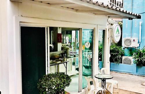 Haad Ta Waen House | Koh Larn White House