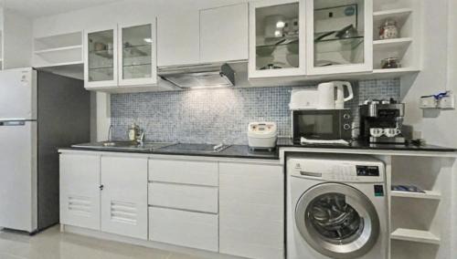 Patong House | Kris - Modern Spacious 2 Bedrooms Condo with Pool
