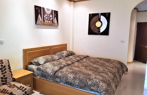Na Kluea House | Large 1st floor studio condo at Baan Suan Lalana