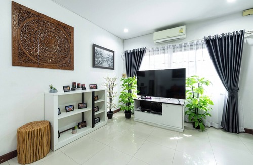 Chang Khlan House | Large 3 Bedroom House Near Old City and Night Bazaar