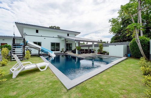 Pong Villa | Luxurious 12-Bedroom Villa Retreat in Tambon Pong, Thailand