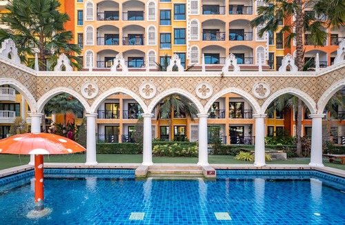 Na Kluea Apartment | Luxury 1 Beddoom with Pool
