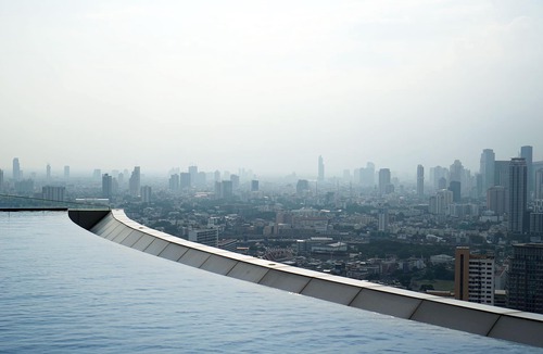 Khlong Tan Condo | Luxury 1 BR in Sukhumvit 24 with Sky Pool - Near BTS Prompong/Emquatier
