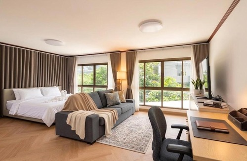 Khlong Tan Apartment | Luxury 3BR 230sqm 5 min to BTS Sukhumvit 26