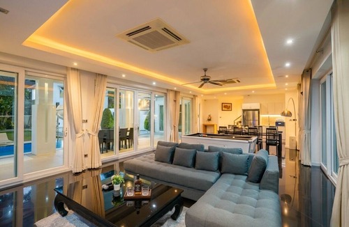 South Pattaya Villa | Luxury 5BR Villa Jomtien - Pool, Sports & Karaoke Close to the beach of pattaya