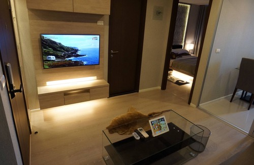 Thung Maha Mek Apartment | Luxury Apartment near Downtown (Pick-up Service)