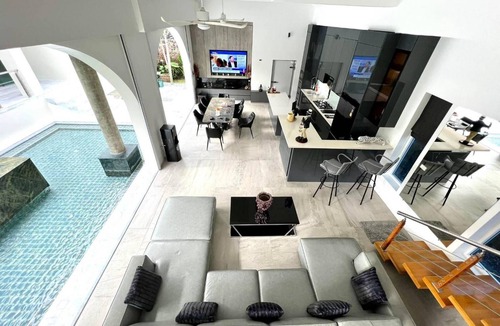 Nong Prue Villa | Luxury Tropical Pool Villa – 5 Bedrooms, Perfect for Families & Groups