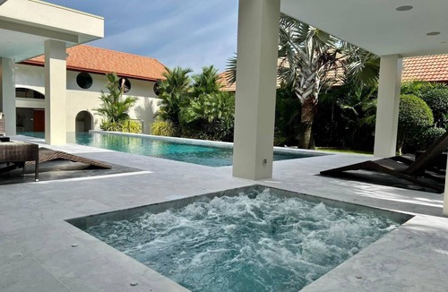 Nong Prue Villa | Luxury Tropical Pool Villa – 5 Bedrooms, Perfect for Families & Groups