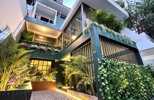 Khlong Toei Nuea House | Magificent Garden Villa for Large Groups/Families