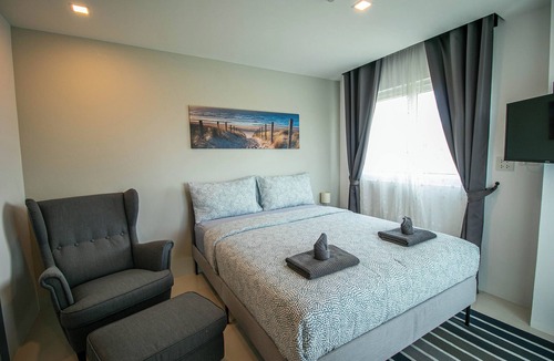 Kram Condo | Mini Studio Lake view, Pools, High speed Wi-Fi near by the beach