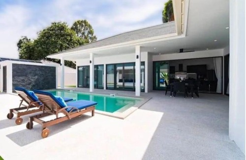 Bophut Villa | Modern 3 bedroom private pool villa near Fishermans Village