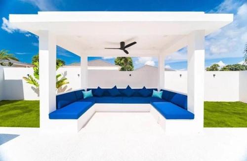 Bophut Villa | Modern 3 bedroom private pool villa near Fishermans Village