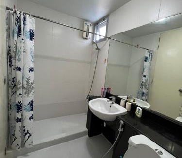 Thon Buri Apartment | Modern Homely Two Bed Two Bath Condo Perfect View, Pool, & Gym