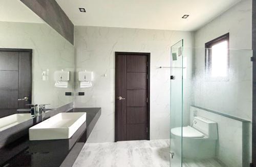 Samut Sakhon Villa | Modern House Uprompt Chiangmai