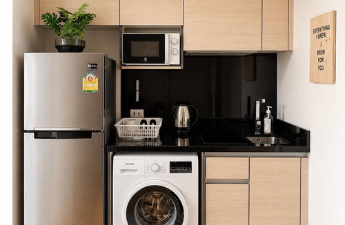 Khlong Tan Condo | Modern Studio/Fast WiFi + Pool + Shuttle/Monthly Stay