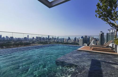 K. Wang Sombun Apartment | MRT Queen 15m One Stop Direct to BTS ASOK Borderless Swimming Pool
