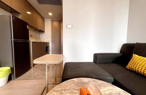 Rama 9 Apartment | Near Central Rama 9 w/Skyline Balcony, Pool, Gym & Walk to MRT