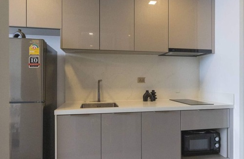 Rama 9 Apartment | Near Fortune Town w/Pool, Gym, Patio + 5m Walk to MRT