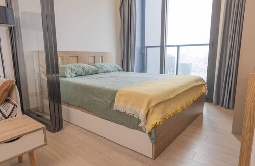 Rama 9 Apartment | Near Fortune Town w/Pool, Gym, Patio + 5m Walk to MRT