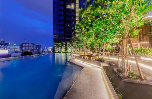 Rama 9 Apartment | Near RCA w/Skyview, Pool, Gym & 5m to MRT