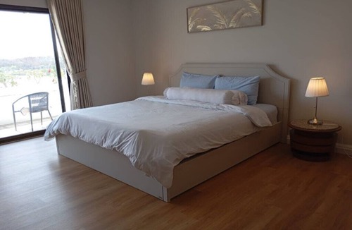 Bang Pakong Villa | Near to Golf site, Beautiful lake view. Pet Friendly,Family size room