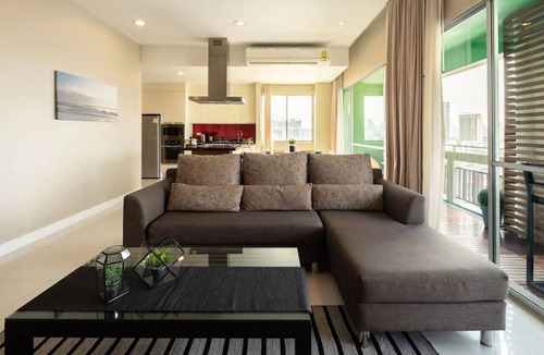 Khlong Toei Apartment | NEW/POOL/Hi-SWifi/DailyClean/SKYVIEW@MRT Sirikit/ETA