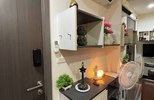 Phra Khanong Nuea Condo | Octopus Suite on HighRise, Skytrain, Fast Wifi and AC