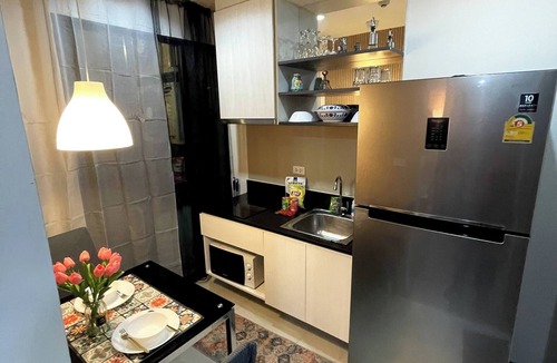Phra Khanong Nuea Condo | Octopus Suite on HighRise, Skytrain, Fast Wifi and AC