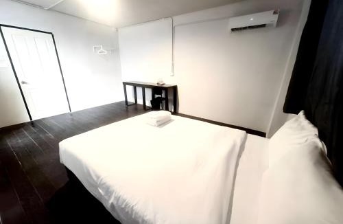 Wat Bowon Niwet Apartment | Oh My Nap Khaosan Road - ถนนข้าวสาร