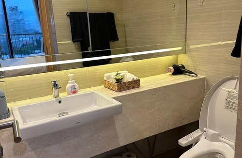 Bangkok Central Business District Apartment | One-bedroom modern apartment with the infinity pool in the heart of Bangkok
