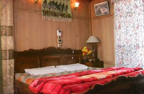 Suan Luang Boat Rental | One Of The Finest Luxury Chain Of Houseboats In Srinagar,houseboat Sweet Star.