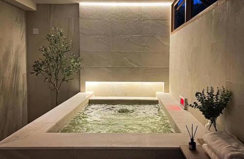 Khlong Tan Nuea House | Onsen Retreat in Heart of Bangkok