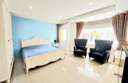 Pattaya Bay House | Orca Guest House and Bar