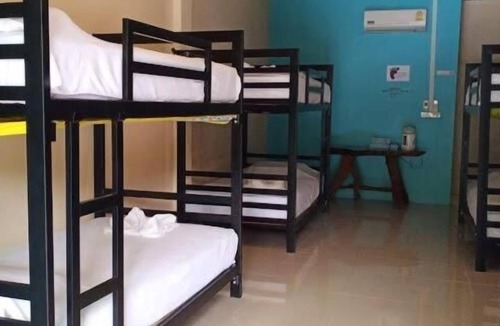 Khlong Sok Hostel | painting family hostel