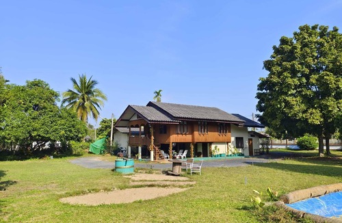 San Pa Thong House | Peaceful Getaway with FULL KITCHEN-BBQ-Huge Garden-Near Famous Buffalo Market