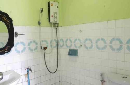 Mueang Samut Prakan District House | Pet-friendly 4-bedroom house near Bangkok Train-private highspeed WiFi workspace